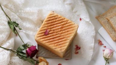 出炉后及时震模，然后脱模晾凉~