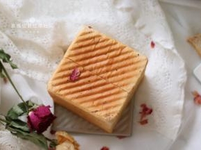 出炉后及时震模，然后脱模晾凉~