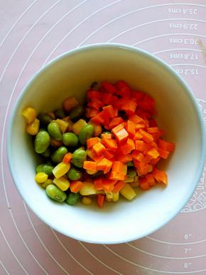 甜玉米粒，胡萝卜丁，青豆焯水备用