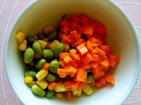 甜玉米粒，胡萝卜丁，青豆焯水备用