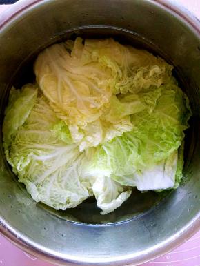 大白菜把菜帮切掉，菜叶用水焯一下，使它变软。