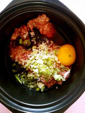 肉馅中打入一个鸡蛋，加入葱花儿，花椒粉，盐，味精和少许酱油。