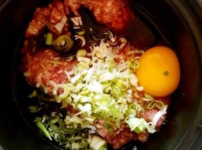 肉馅中打入一个鸡蛋，加入葱花儿，花椒粉，盐，味精和少许酱油。