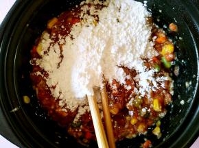 再加入适量的玉米淀粉