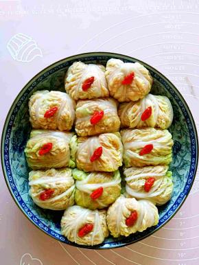 把肉馅包入焯好的白菜叶中，摆放在盘子中，每一个白菜包上面放一个枸杞装饰。