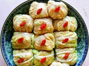 把肉馅包入焯好的白菜叶中，摆放在盘子中，每一个白菜包上面放一个枸杞装饰。