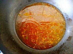 炒锅中加植物油烧热，加入葱花和花椒粉爆香，加入一小勺的郫县豆瓣酱和一大勺的香其酱炒一下，加入适量的清水，再加入少许盐。