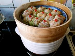开锅之后把笼屉放在上面，把白菜包放在笼屉中。
