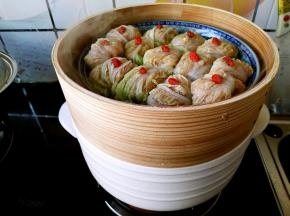 开锅之后把笼屉放在上面，把白菜包放在笼屉中。