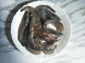 虾挑去沙线清洗干净