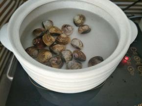锅里水开后，加入蛤蜊(可以先放点葱段爆香)