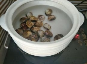 锅里水开后，加入蛤蜊(可以先放点葱段爆香)