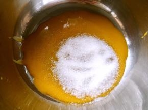 蛋黄加砂糖一直搅拌至砂糖有一点融化