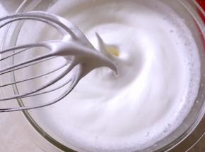 蛋白加几滴柠檬汁，分三次加入剩下的砂糖，打发至湿性发泡，打蛋器提起有个长长的尖但不滴下来，烤箱预热180度