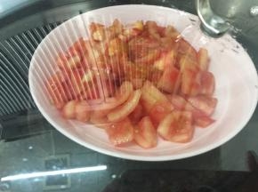 先把番茄放锅里蒸10分钟