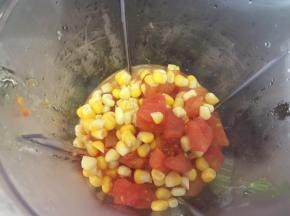 蒸好后全部倒进搅拌机里，打成糊