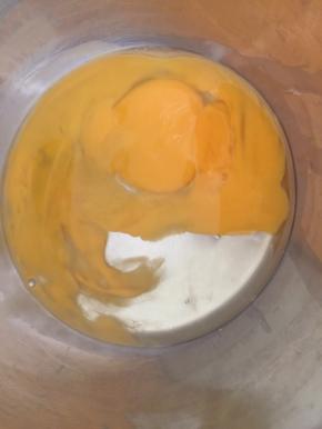 用一大碗打入鸡蛋，用手动打蛋器打散