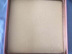 倒入烤盘里，振平
此时180度预热烤箱