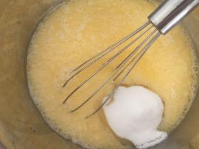 加入玉米油、奶、砂糖，搅拌均匀