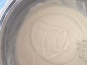 用手动打蛋器搅拌均匀，搅拌好的糊是浓稠但可流动的，舀起面糊划图不会马上消失