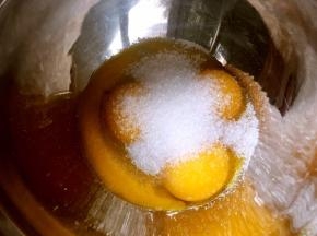 再来做蛋糕，分离鸡蛋至两个干净容器，蛋黄加30克砂糖搅拌均匀