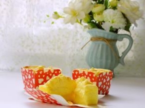 美味的北海道戚风蛋糕就做好的，松软的蛋糕裹上细腻顺滑的馅料，特别好吃