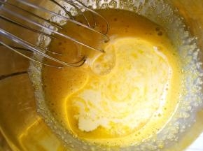 加入牛奶跟玉米油搅拌均匀