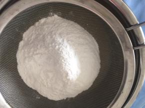 筛入粉类混合物