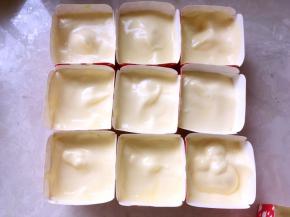 倒入纸杯模具，装8分满即可