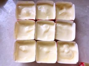 倒入纸杯模具，装8分满即可