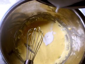 趁热一点点加入牛奶，边加入边搅拌