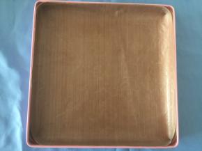 准备一个28*28的烤盘，垫上油纸