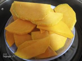 南瓜切片隔水蒸熟，然后用料理机打成泥。