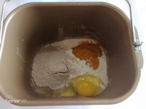 除黄油，果干以外的原材料放入面包机。