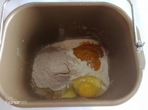 除黄油，果干以外的原材料放入面包机。
