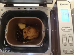 然后放入黄油，果干继续揉10分钟。