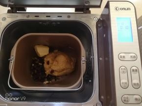 然后放入黄油，果干继续揉10分钟。
