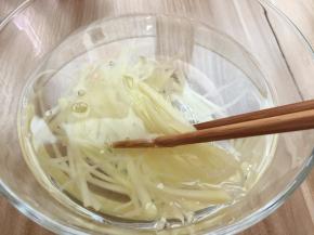 煮好捞出放入凉开水中