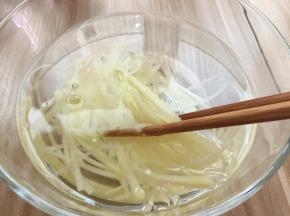 煮好捞出放入凉开水中