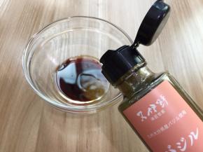 生抽，麻油，又伊鲜罗勒蔬果沙拉汁混合在一起