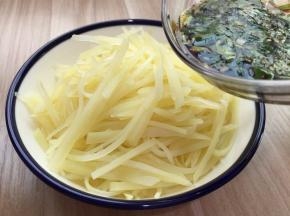 淋入土豆丝中