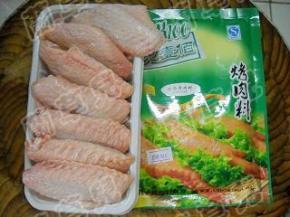 准备好鸡翅中、巴西烤肉料。