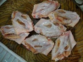 在鸡翅中向里的一面划上几刀，腌制时好入味。