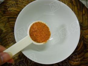 烤肉料放入碗中。