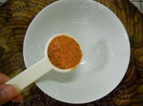 烤肉料放入碗中。