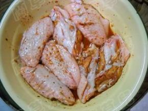 保鲜膜覆盖，入冰箱冷藏腌制24小时。