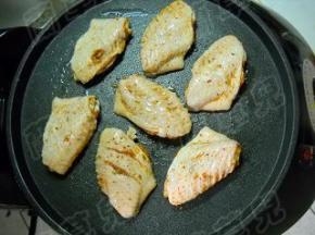 电饼铛抹上薄油，腌好的鸡翅中放在电饼铛上；烤肉档，上下火3分钟，盖盖烤制。