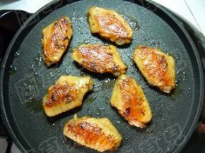 关掉上火，翻一面。继续烤肉档，上下火3分钟至熟。