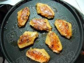 关掉上火，翻一面。继续烤肉档，上下火3分钟至熟。