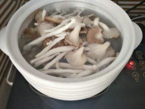蛤蜊稍煮，加入菇类一起